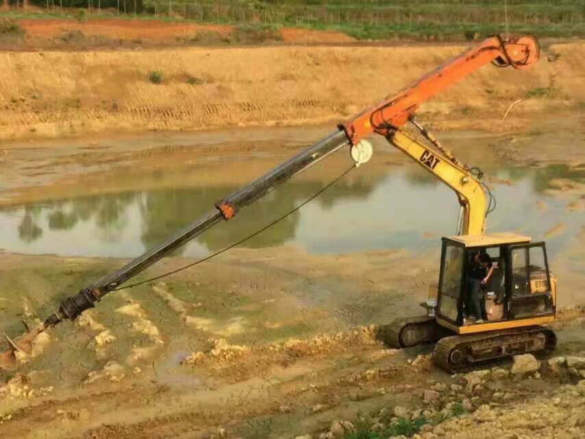 挖掘機(jī)伸縮臂配貝殼斗：深坑作業(yè)里的“黃金搭檔”